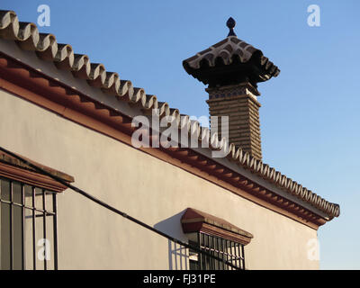 Camino sul tetto dell'edificio di appartamenti a Alora Andalucia Foto Stock