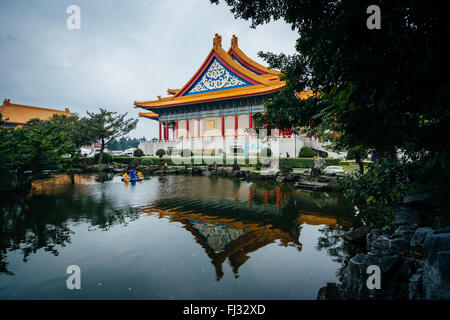 La National Concert Hall e uno stagno a Taiwan Democracy Memorial Park, in Taipei, Taiwan. Foto Stock