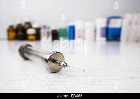 Siringa con le fiale di vetro e farmaci pillole Foto Stock