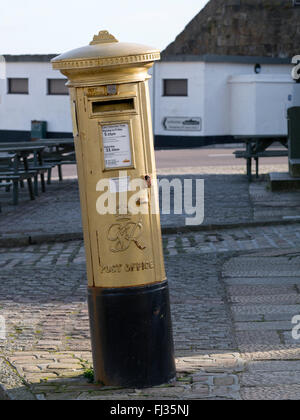 Royal Mail post box Oro dipinta in onore di Helen Glover, 2012 Olimpiadi di Londra medaglia d'oro. Penzance Inghilterra. Foto Stock