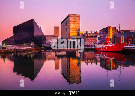 Mattina paesaggi di Liverpool, Merseyside Regno Unito febbraio. Meteo. Freddo, croccante, calma, Viola Alba sunrise, (crepuscolo raggi crepuscolari) un fenomeno che ha una durata di pochi minuti, con associati tramonto sull'Albert Dock & Pierhead. Albert Dock è una delle principali attrazioni turistiche della città e la più visitata attrazione nel Regno Unito, al di fuori di Londra. Si tratta di un componente fondamentale di Liverpool designato dall'UNESCO Patrimonio Mondiale città mercantile marittima. Il complesso di docking e depositi comprendono anche la più grande collezione di grado che ho elencato edifici ovunque nel Regno Unito. Foto Stock