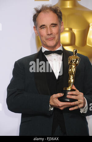 Hollywood, CA. 28 Feb, 2016. Mark Rylance. 88Th annuale di Academy Awards presentato dall'Accademia delle Arti e delle scienze cinematografiche tenutosi a Hollywood & Highland Center. Photo credit: Byron Purvis/AdMedia Credito: Byron Purvis/AdMedia/ZUMA filo/Alamy Live News Foto Stock