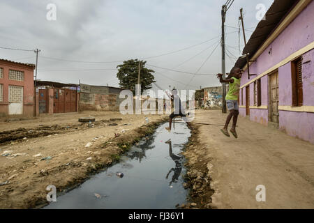 La vita nel Bairro Rangel, Luanda, Angola, Africa Foto Stock