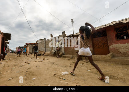 La vita nel Bairro Rangel, Luanda, Angola, Africa Foto Stock