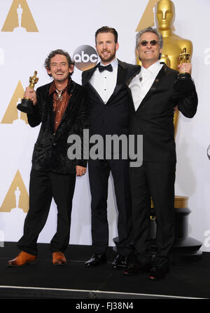 Hollywood, CA. Il 29 febbraio, 2016. Mark A. Mangini, Chris Evans, David White. 88Th annuale di Academy Awards presentato dall'Accademia delle Arti e delle scienze cinematografiche tenutosi a Hollywood & Highland Center. Photo credit: Byron Purvis/AdMedia Credito: Byron Purvis/AdMedia/ZUMA filo/Alamy Live News Foto Stock