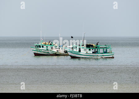 CITTÀ DI PANAMA, Panama: Tre barche da pesca in legno sul lungomare di Panama City, Panama, sulla baia di Panama. Foto Stock