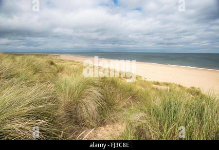 A guardare il mare del Nord oltre la spiaggia e le dune di sabbia a Winterton sul mare sulla costa di Norfolk Foto Stock