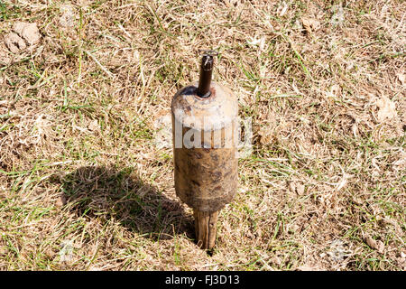 Guerra e pace show, Inghilterra. Rievocazione, seconda guerra mondiale tedesco S-miniera, noto come bouncing Betty. Bloccata al suolo. Foto Stock