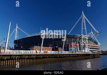 Millennium Stadium e il fiume Taff, Cardiff, Galles. Foto Stock