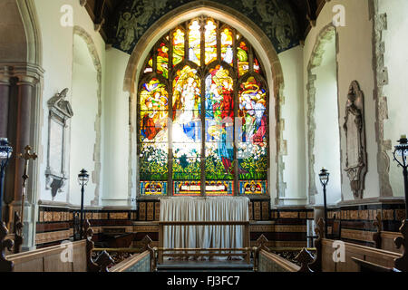 Wickhambreaux chiesa trecentesca, Kent, Inghilterra. Interni e il 1896 Annunciazione in vetro colorato finestra orientale dal nobile danese Arild Rosenbrantz. Foto Stock