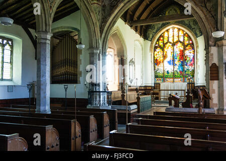 Wickhambreaux chiesa trecentesca, Kent, Inghilterra. Interni e il 1896 Annunciazione in vetro colorato finestra orientale dal nobile danese Arild Rosenbrantz. Foto Stock