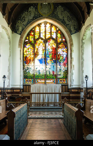 Wickhambreaux chiesa trecentesca, Kent, Inghilterra. Interni e il 1896 Annunciazione in vetro colorato finestra orientale dal nobile danese Arild Rosenbrantz. Foto Stock