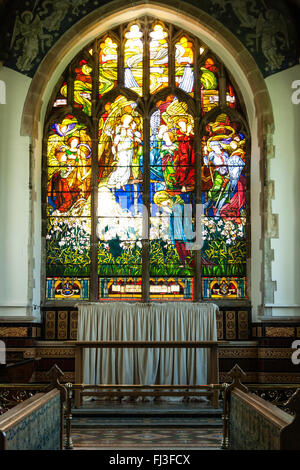 Wickhambreaux chiesa trecentesca, Kent, Inghilterra. Interni e il 1896 Annunciazione in vetro colorato finestra orientale dal nobile danese Arild Rosenbrantz. Foto Stock