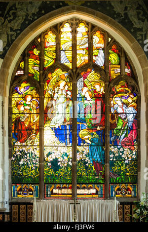 Wickhambreaux chiesa trecentesca, Kent, Inghilterra. Interni e il 1896 Annunciazione in vetro colorato finestra orientale dal nobile danese Arild Rosenbrantz. Foto Stock