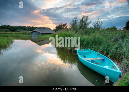 Tramonto sulla barca huses sul Nofolk Broads a Hickling ampia in Norfolk Foto Stock