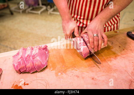 Close up di un macellaio di tritare la carne su un tagliere Foto Stock