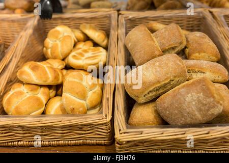 Pane in cesti di vimini Foto Stock