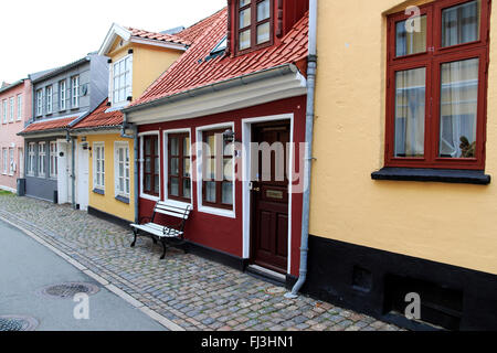 Strada di ciottoli, Aalborg Città Vecchia, a nord dello Jutland, Danimarca e Scandinavia Foto Stock