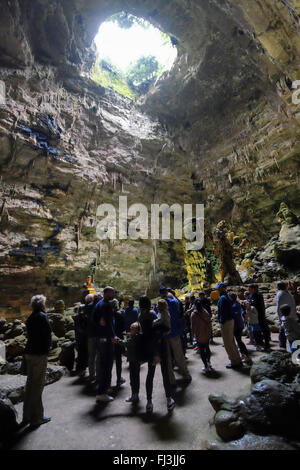 I turisti che visitano le grotte di Castellana, Bari, Puglia, Italia Foto Stock