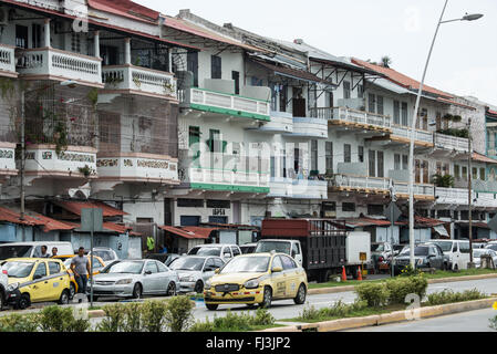 Casco Viejo Architecture Panama City Panama // PANAMA CITY, Panama — edifici e architettura coloniale spagnola sulle strade dello storico quartiere casco Viejo (San Felipe) di Panama City, Panama. L'area fu fondata nel XVII secolo dopo che una parte più antica di Panama, Panama Viejo, fu saccheggiata e distrutta. Casco Viejo gode ora di protezione come sito patrimonio dell'umanità dell'UNESCO che impone regole rigorose su come vengono effettuati i lavori di ristrutturazione degli edifici. Foto Stock