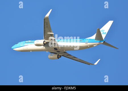 KLM Boeing 737-8K2 PH-BXD uscire dall'Aeroporto Heathrow di Londra, Regno Unito Foto Stock