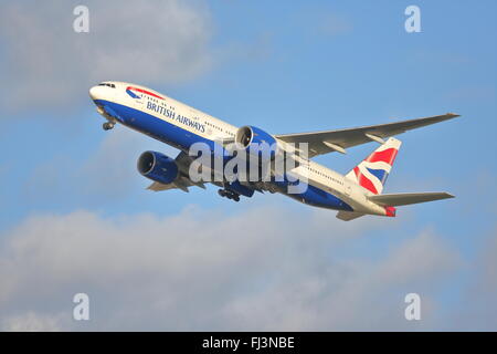 British Airways Boeing 777-200(ER) G-VIIM uscire dall aeroporto di Heathrow di Londra, Regno Unito Foto Stock