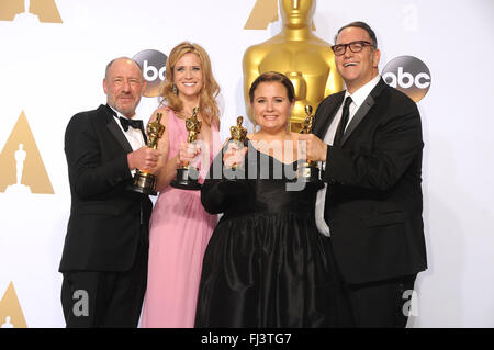 Hollywood, CA. 28 Feb, 2016. I produttori Steve Golin, Blye Pagon Faust, Nicole Rocklin e Michael Zucchero, vincitori delle migliori immagini award per il 'Spotlight'. 88Th annuale di Academy Awards presentato dall'Accademia delle Arti e delle scienze cinematografiche tenutosi a Hollywood & Highland Center. Photo credit: Byron Purvis/AdMedia Credito: Byron Purvis/AdMedia/ZUMA filo/Alamy Live News Foto Stock