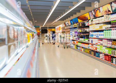 Puerto Santiago, Tenerife, Spagna. Il 29 febbraio 2016. Mercadona spagnola della catena di supermercati si apre un nuovo grande negozio nella zona turistica di Puerto Santiago di catering per la locale popolazione delle Canarie nonché le molte migliaia di visitatori provenienti dall'estero che visitare il famoso resort a ovest di Tenerife. Il nuovo shop copre le aree da Los Gigantes a Adeje. Foto Stock