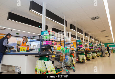 Puerto Santiago, Tenerife, Spagna. Il 29 febbraio 2016. Mercadona spagnola della catena di supermercati si apre un nuovo grande negozio nella zona turistica di Puerto Santiago di catering per la locale popolazione delle Canarie nonché le molte migliaia di visitatori provenienti dall'estero che visitare il famoso resort a ovest di Tenerife. Il nuovo shop copre le aree da Los Gigantes a Adeje. Foto Stock