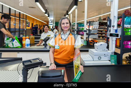 Puerto Santiago, Tenerife, Spagna. Il 29 febbraio 2016. Mercadona spagnola della catena di supermercati si apre un nuovo grande negozio nella zona turistica di Puerto Santiago di catering per la locale popolazione delle Canarie nonché le molte migliaia di visitatori provenienti dall'estero che visitare il famoso resort a ovest di Tenerife. Il nuovo shop copre le aree da Los Gigantes a Adeje. Foto Stock