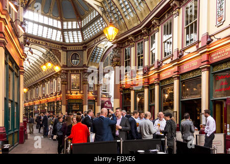 La città dei lavoratori aventi le bevande nel mercato Leadenhall, London, Regno Unito Foto Stock