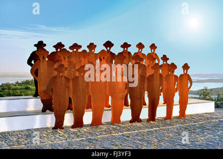 Portogallo Alentejo: Monumento per il tipico Alentejo uomini coro "Cante Alentejano" in Monsaraz Foto Stock