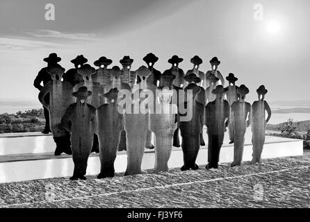 Portogallo Alentejo: Monumento per il tipico Alentejo uomini coro "Cante Alentejano" in Monsaraz (bw) Foto Stock