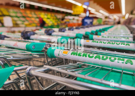 Puerto Santiago, Tenerife, Spagna. Il 29 febbraio 2016. Mercadona spagnola della catena di supermercati si apre un nuovo grande negozio nella zona turistica di Puerto Santiago di catering per la locale popolazione delle Canarie nonché le molte migliaia di visitatori provenienti dall'estero che visitare il famoso resort a ovest di Tenerife. Il nuovo shop copre le aree da Los Gigantes a Adeje. Foto Stock