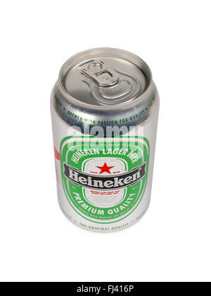 Birra Heineken su sfondo bianco con percorso di clipping. Foto Stock