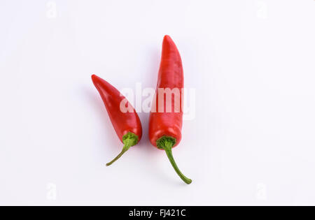 Gruppo di fresco intero red hot peperoncini rossi su sfondo bianco Foto Stock