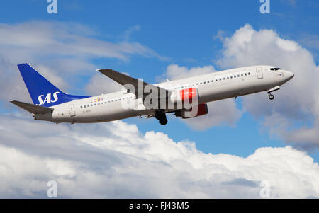 A SAS Boeing 737-883 il decollo dall'Aeroporto El Prat di Barcellona, Spagna. Foto Stock