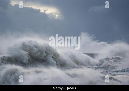 Onde di tempesta imogen schiantarsi sulla parete del porto a newhaven, sussex e annullando il faro. Foto Stock