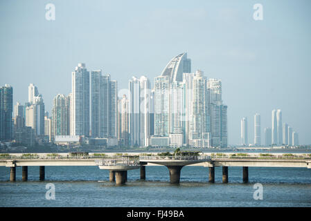 Punta Paitilla grattacieli Cinta Costera III Panama City // PANAMA CITY, Panama: I moderni grattacieli del quartiere di Punta Paitilla sorgono in modo prominente lungo lo skyline di Panama City. In primo piano si trova la circonvallazione costiera (Cinta Costera III), un'estensione dell'autostrada completata nel 2014 che curva controversa intorno allo storico quartiere casco Viejo, un sito patrimonio dell'umanità dell'UNESCO. Il progetto Cinta Costera III ha scatenato un dibattito tra i conservazionisti preoccupati per il suo impatto visivo sul quartiere dell'era coloniale e quelli che sostengono un miglioramento del flusso di traffico nella capitale congestionata. Punta Paitil Foto Stock