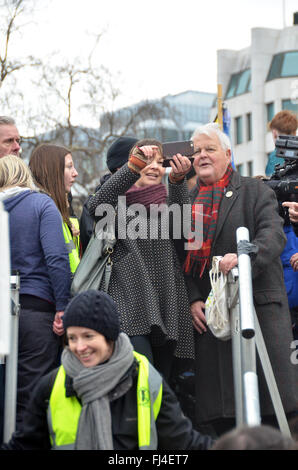 Londra, UK, 27 febbraio 2016, Caroline Lucas Verde parte MP e Bruce Kent vice presidente del CND sulla base della colonna di Nelson, in Trafalgar Square. CND Campagna per il disarmo nucleare Stop Trident marzo termina in piazza Trafalar. Questo è il più grande anti protesta nucleare per un decennio. Foto Stock