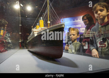 Un visitatore guarda gli oggetti autentici da Titanic al salone Titanic: la mostra degli artefatti di Praga Repubblica Ceca Foto Stock