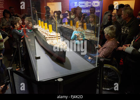 Un visitatore guarda gli oggetti autentici da Titanic al salone Titanic: la mostra degli artefatti di Praga Repubblica Ceca Foto Stock