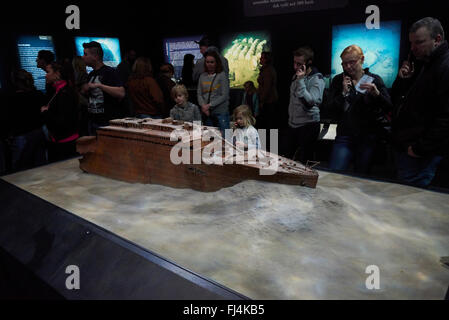 Un visitatore guarda gli oggetti autentici da Titanic al salone Titanic: la mostra degli artefatti di Praga Repubblica Ceca Foto Stock