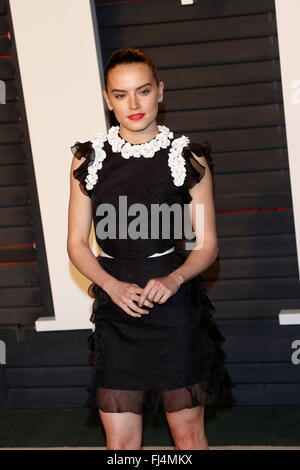 Los Angeles, California, USA. Il 29 febbraio, 2016. L'attrice Daisy Ridley assiste il Vanity Fair Oscar Party a Wallis Annenberg Center for the Performing Arts di Beverly Hills, Los Angeles, Stati Uniti d'America, il 28 febbraio 2016. © dpa picture alliance/Alamy Live News Credito: dpa picture alliance/Alamy Live News Foto Stock