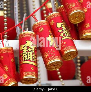 Anno Nuovo Cinese decorazioni con lucky simboli e caratteri cinesi significato prosperità Foto Stock