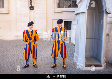 Guardie Svizzere in servizio presso la Basilica di San Pietro - Città del Vaticano Foto Stock