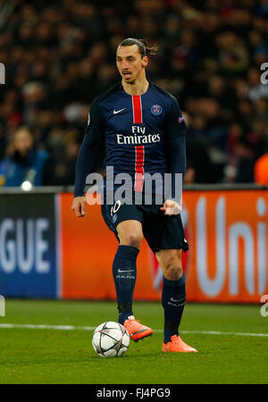 Zlatan Ibrahimovic di PSG in azione durante la UEFA Champions League round di 16 match tra Parigi Saint-Germain e Chelsea al Parc des Princes Stadium di Parigi. Febbraio 16, 2016. James Boardman / Immagini teleobiettivo +44 7967 642437 Foto Stock