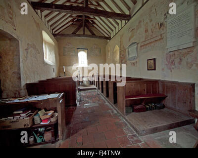 L interno della Chiesa Coombes nel West Sussex, in Inghilterra Foto Stock