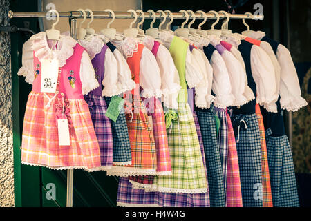 In stile nazionale di costumi per le donne esposte nel centro commerciale per lo shopping store in Salzburg Austria Foto Stock