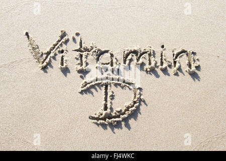 " Vitamina D' scritta a mano in spiaggia di sabbia Foto Stock